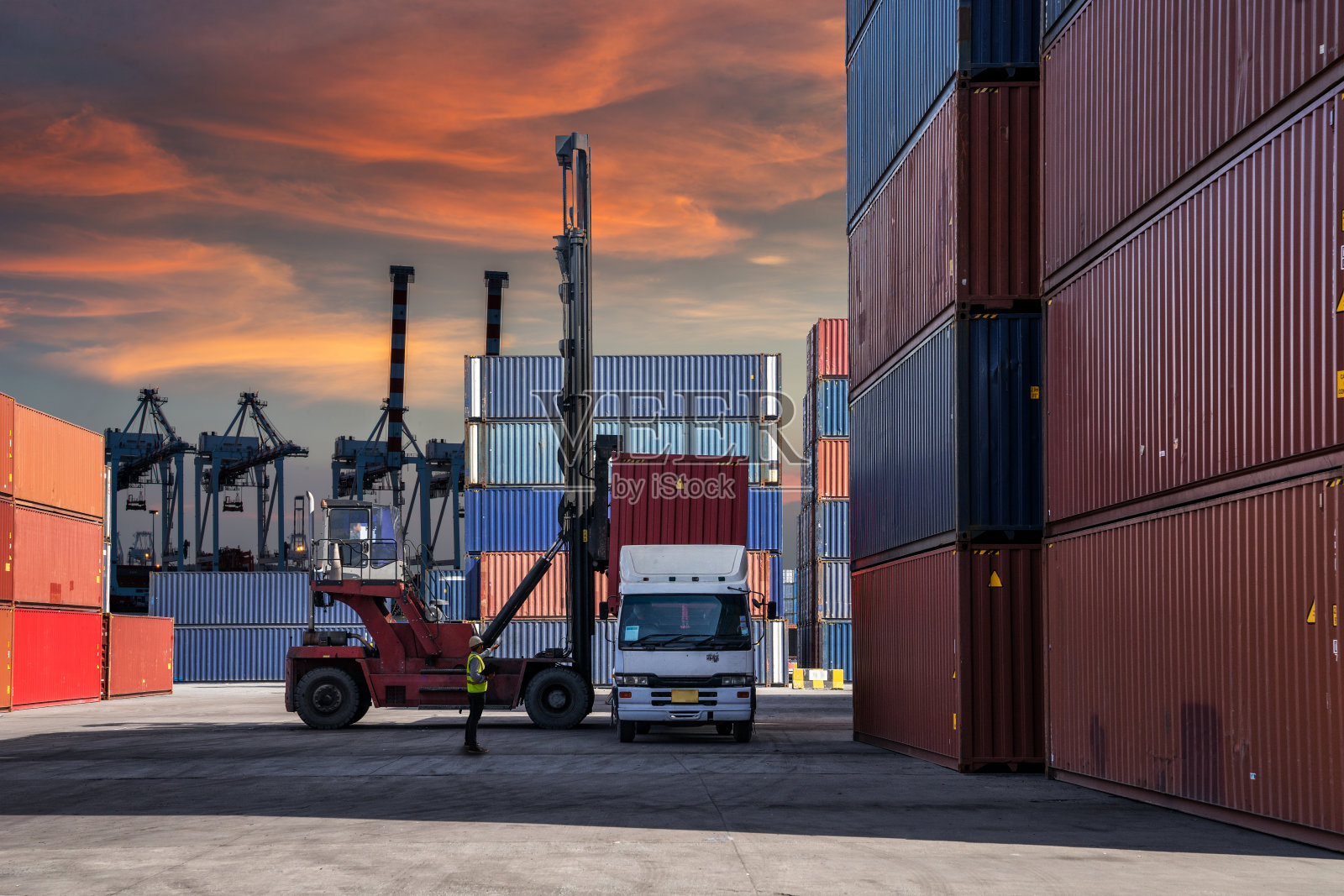 工頭控制裝卸集裝箱箱到卡車為物流進出口背景,業務物流概念,進出口概念照片攝影